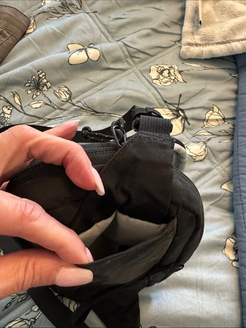 REI Black Crossbody Travel Bag - Picture 5 of 7